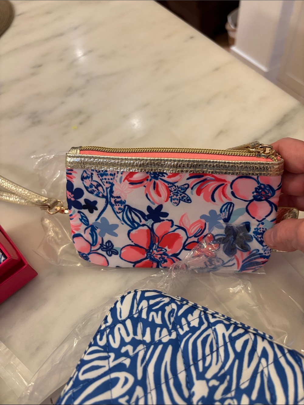 Lilly Pulitzer gwp's new - Picture 3 of 7